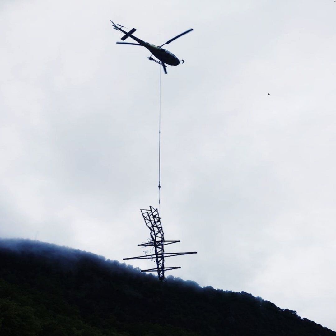 Un moment dels treballs de retirada de les torres elèctriques del rec de l'Obac amb l'ajut d'un helicòpter.