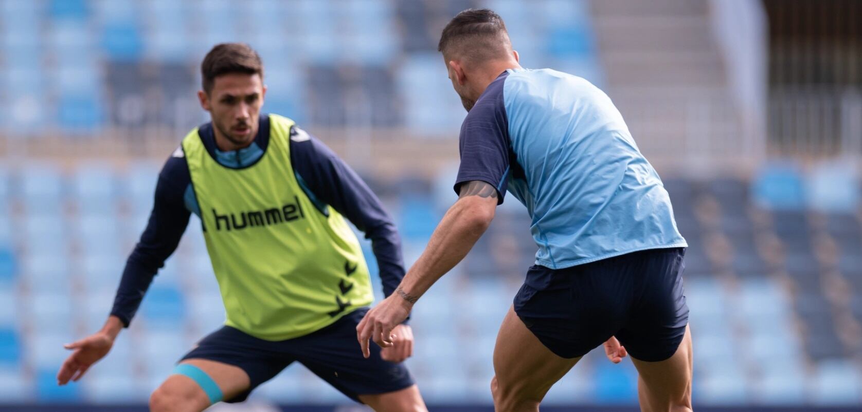 Dioni, de espaldas, encara a Nelson Monte en el entrenamiento del viernes