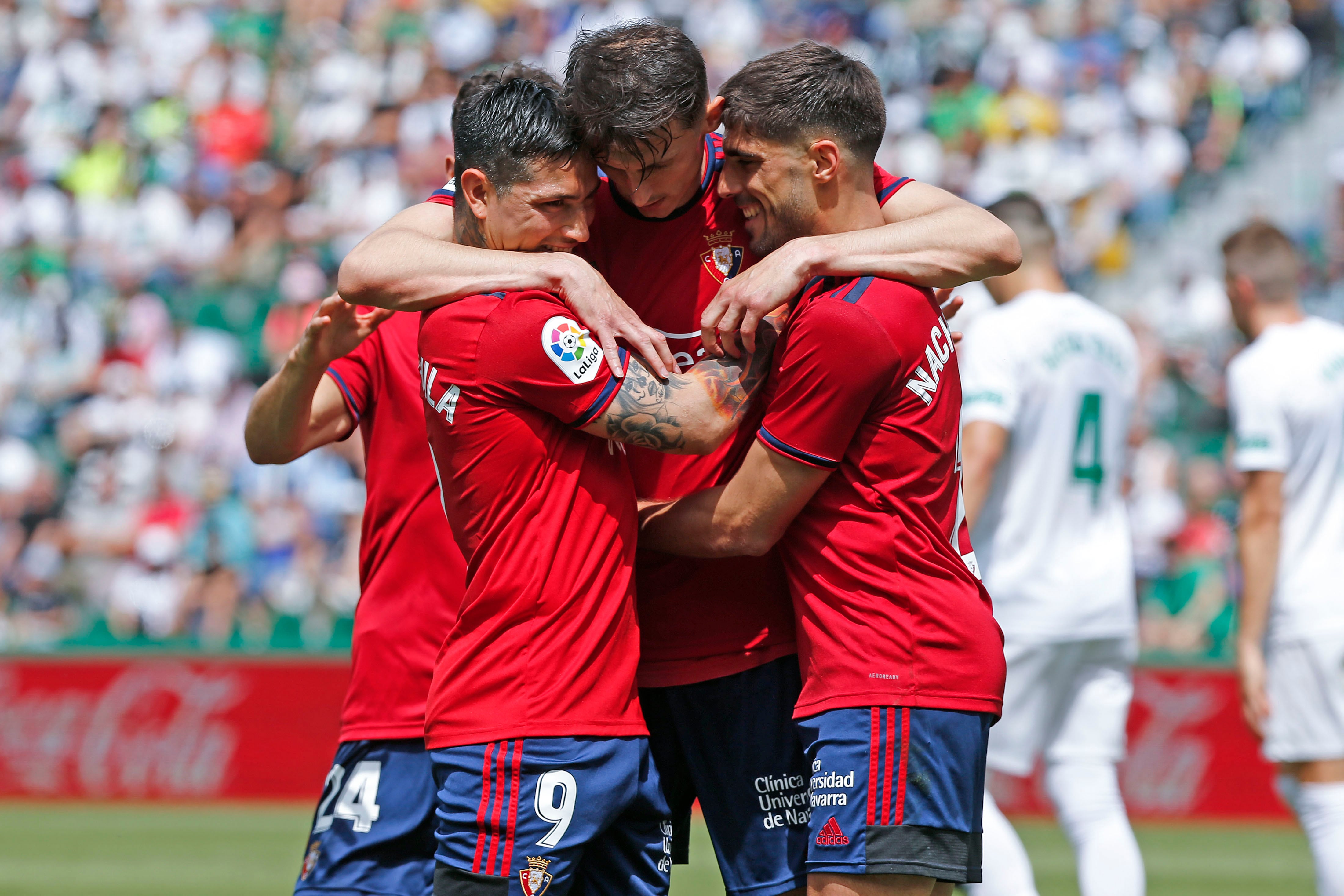 El delantero de Osasuna Ante Budimir celebra su gol de penalti ante el Elche