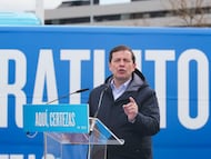 PONFERRADA (LEÓN), 02/03/2026.- El candidato del PP a las elecciones autonómicas, Alfonso Fernández Mañueco, este lunes en Ponferrada (León) donde ha participado en un acto electoral con afiliados y simpatizantes al que han asistido el alcalde Marco Morala, el presidente del PP de León, Juan Carlos Suárez-Quiñones y la cabeza de lista por la provincia leonesa María José Álvarez Casais. EFE/ Ana F. Barredo