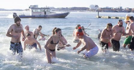 Un grupo de personas cumple la tradición de darse un baño en Boston el día 1 de enero. La temperatura ese día era de -16,7 ºC y la del agua era de 2,2 ºC.