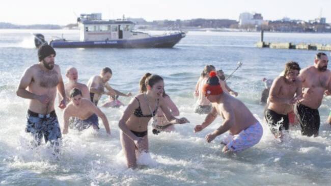 Un grupo de personas cumple la tradición de darse un baño en Boston el día 1 de enero. La temperatura ese día era de -16,7 ºC y la del agua era de 2,2 ºC.