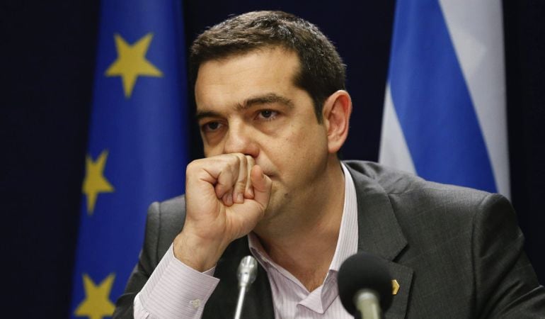 El primer ministro griego, Alexis Tsipras, ofrece una rueda de prensa tras finalizar la segunda jornada de la cumbre de jefes de Estado y de Gobierno de la Unión Europea (UE).