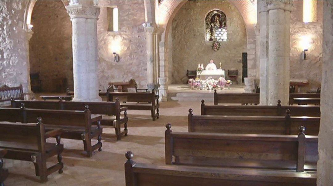 La misa en honor a la Virgen de Alarcos ha sido oficiada por el párroco Pablo Martín del Burgo en una ermita completamente vacía 