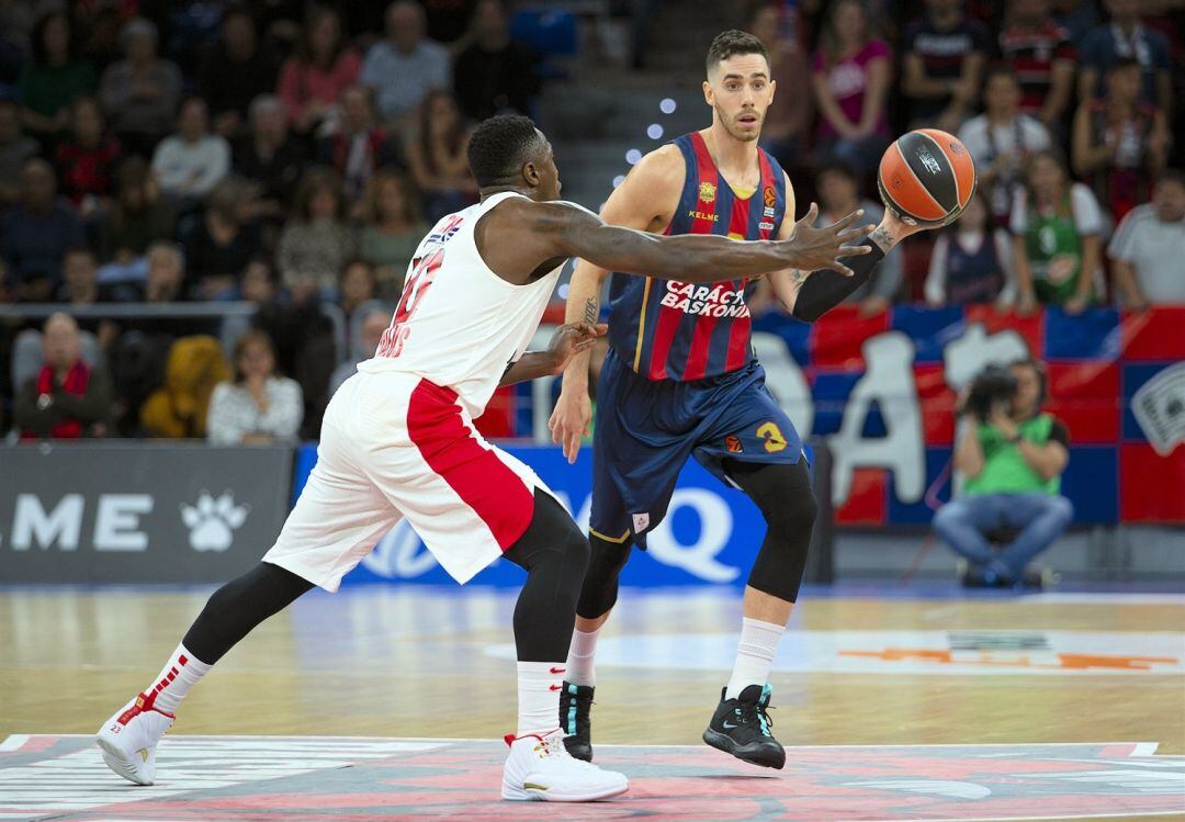 Luca Vildoza manejando el balón.