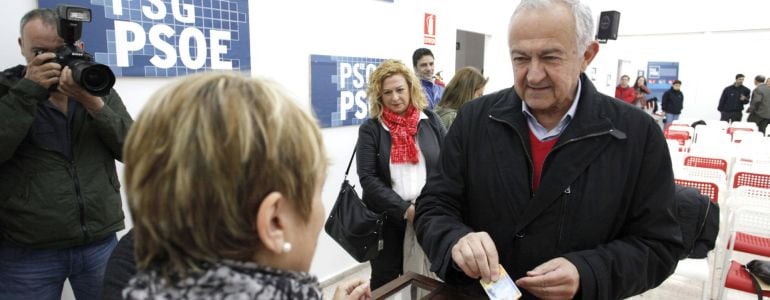 El candidato a las primarias del PSdeG José Luis Méndez Romeu, ejerce su derecho a voto en las elecciones primarias.