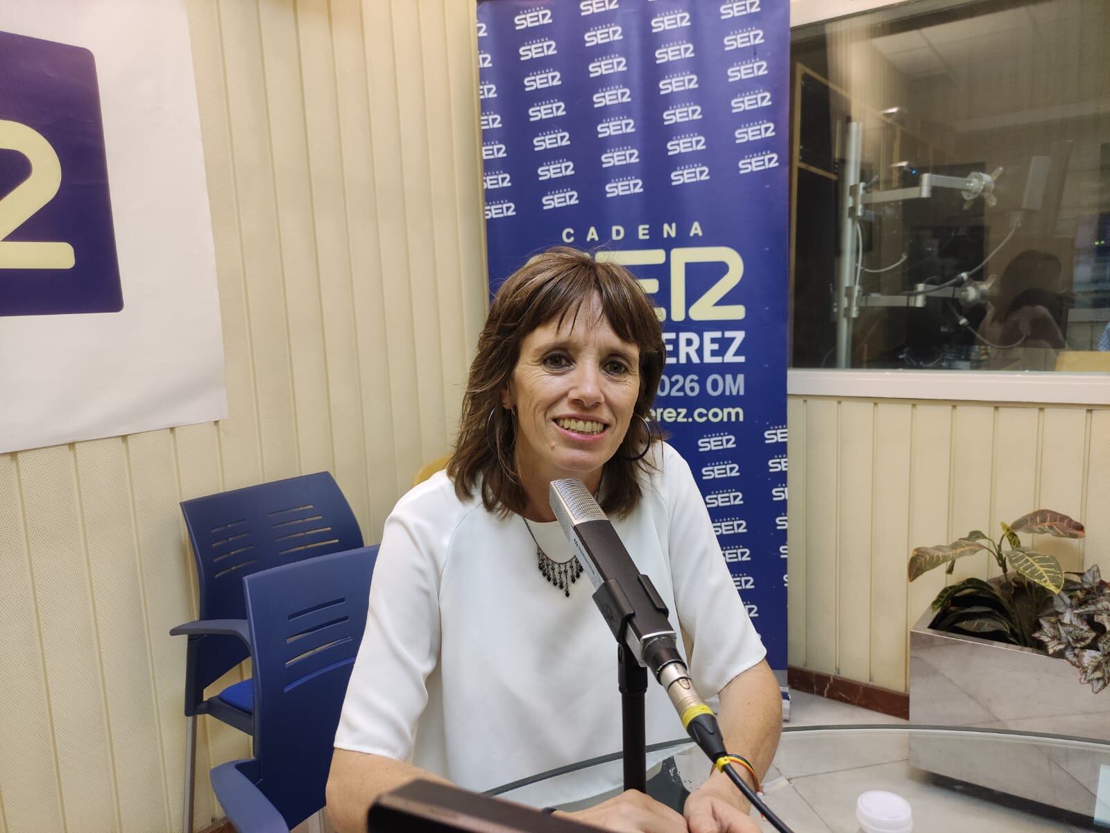 Laura Álvarez durante una entrevista en los estudios de Radio Jerez