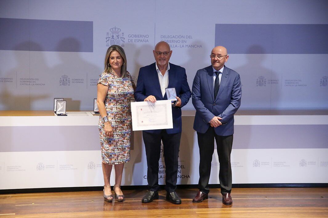 Bernardo Coronado (en el centro) recibe la condecoración. A la izquierda, Milagros Tolón, delegada del gobierno en Castilla-La Mancha. A la derecha, Emilio Puig, director general de protección ciudadana de Castilla La Mancha.