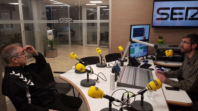El entrenador del Villa de Aranda, Carlos Colmenero, durante su estancia este miércoles en El Banquillo de la SER.