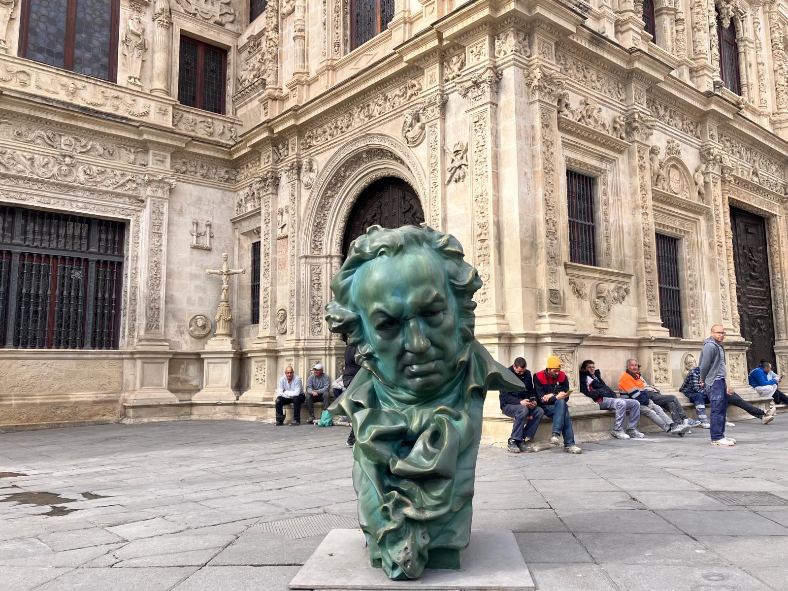 Se han instalado nueve premios Goya gigantes en puntos como la Plaza de San Francisco.