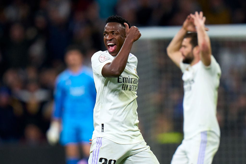 Vinicius Junior y Nacho González protestan la decisión de Munuera Montero tras la falta del brasileño a De Jong