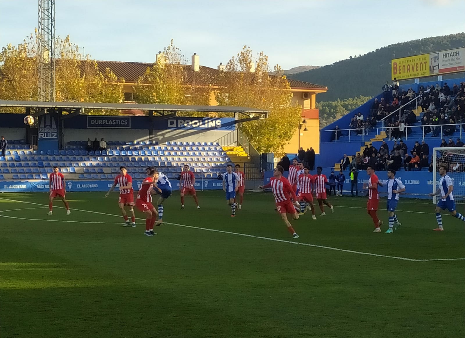 Instante del partido entre el CD Alcoyano y el Atlético de Madrid &quot;B&quot; en el Campo Municipal de El Collao