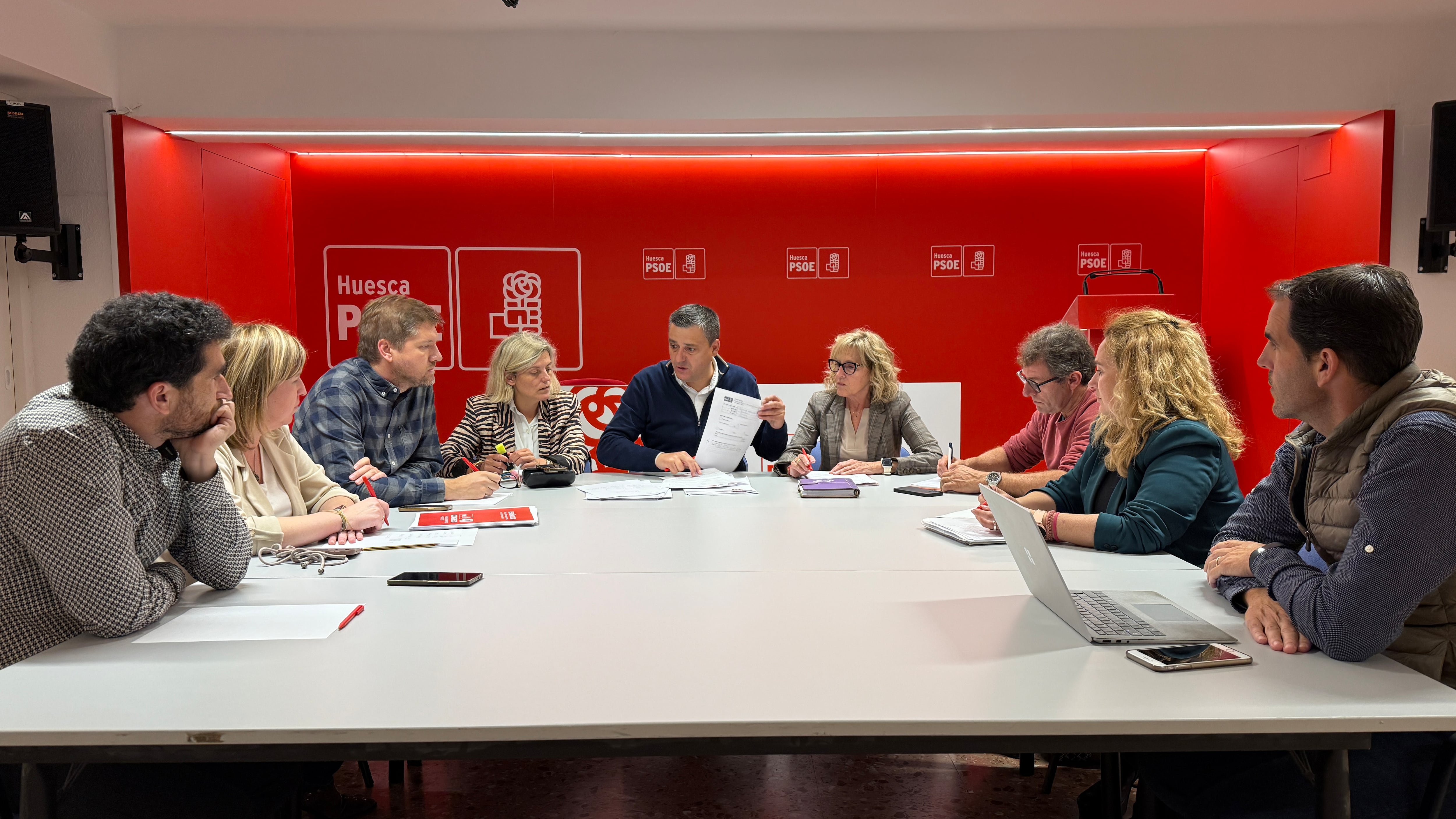 Momento de la reunión en la sede del PSOE Huesca