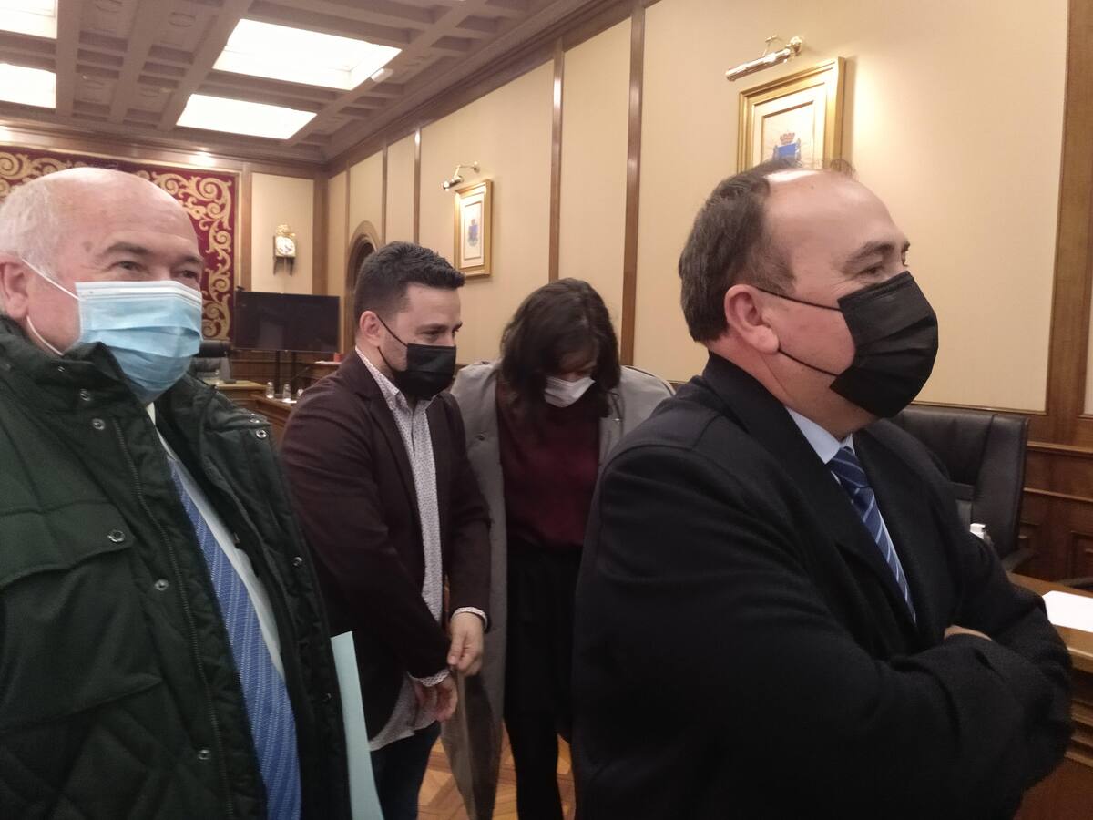 El PSOE expulsa a cinco de sus diputados provinciales por negarse a sustituir a Pedro J. Muñoz como portavoz
