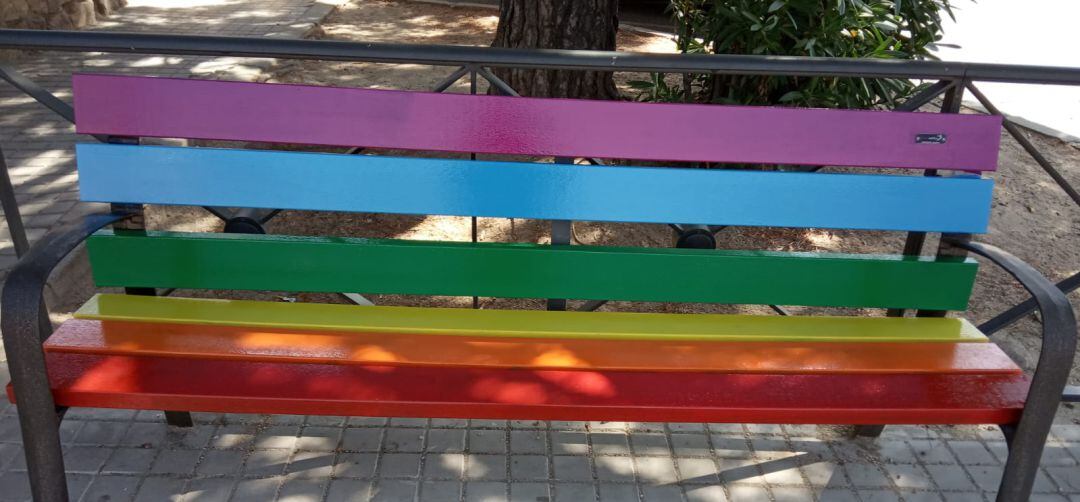 Bancos decorados con los colores LGTBI