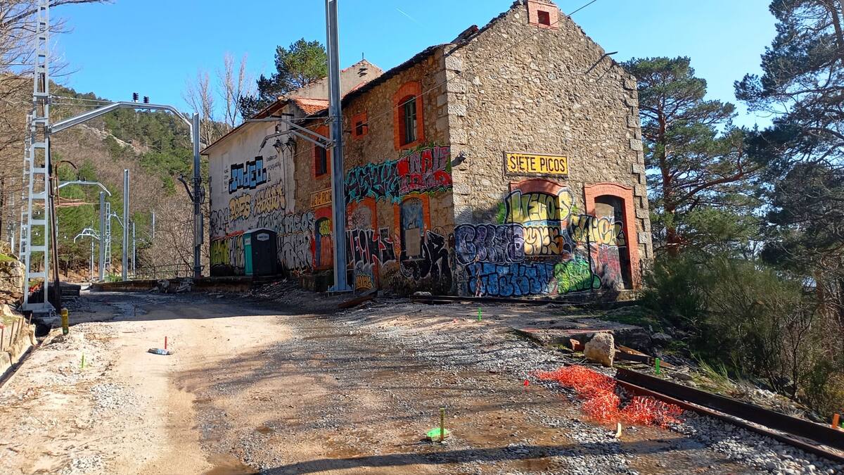 Alfonso Muñoz, miembro del Comité Científico de la Linea Roja de Hispania Nostra, habla de la inclusión en esta lista del apeadero de Siete Picos, ahora clausurado.