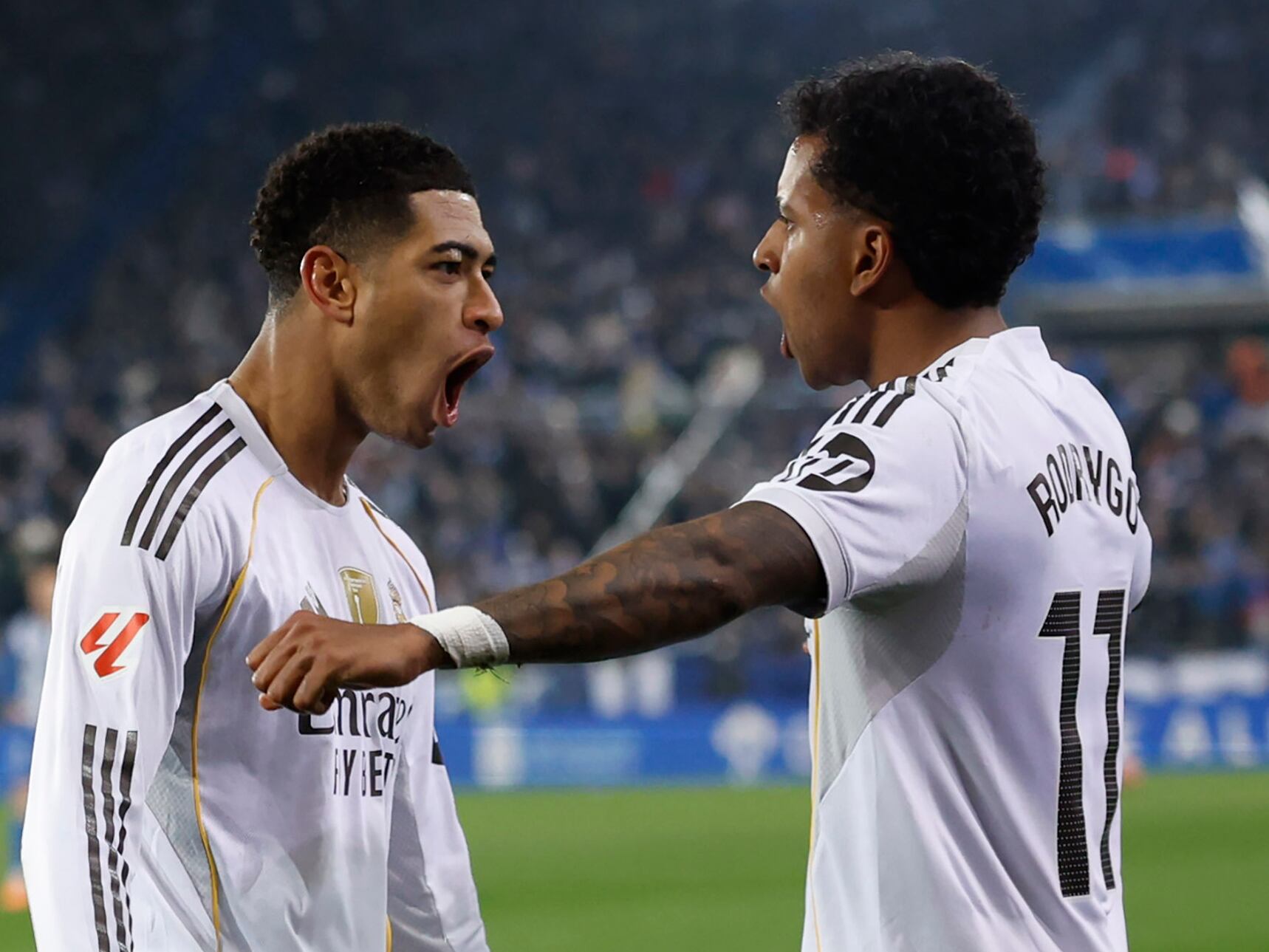 Rodrygo Goes y Jude Bellingham celebran un gol del Real Madrid ante el Alavés