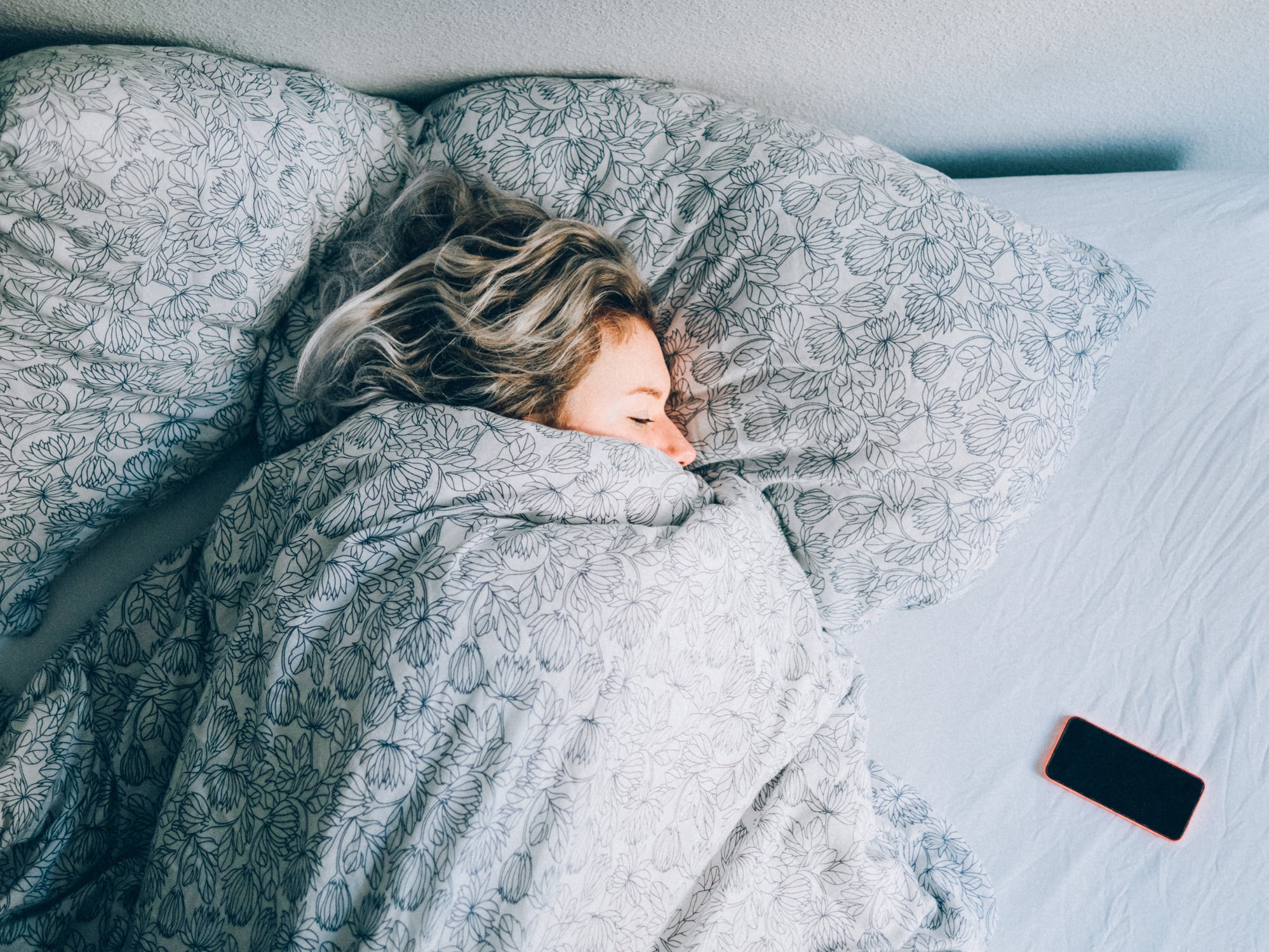 Una mujer en la cama.