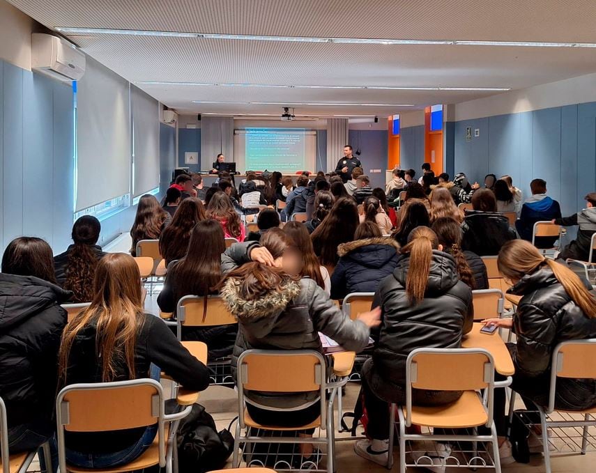 Charla de la policía local de Tavernes a adolescentes.