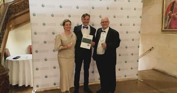 De izquierda a derecha: Essi Avellan, jurado del concurso y Master of Wine, Marc Massana, responsable de la bodega, y Tom Stevenson, director del certamen y periodista vinícola.