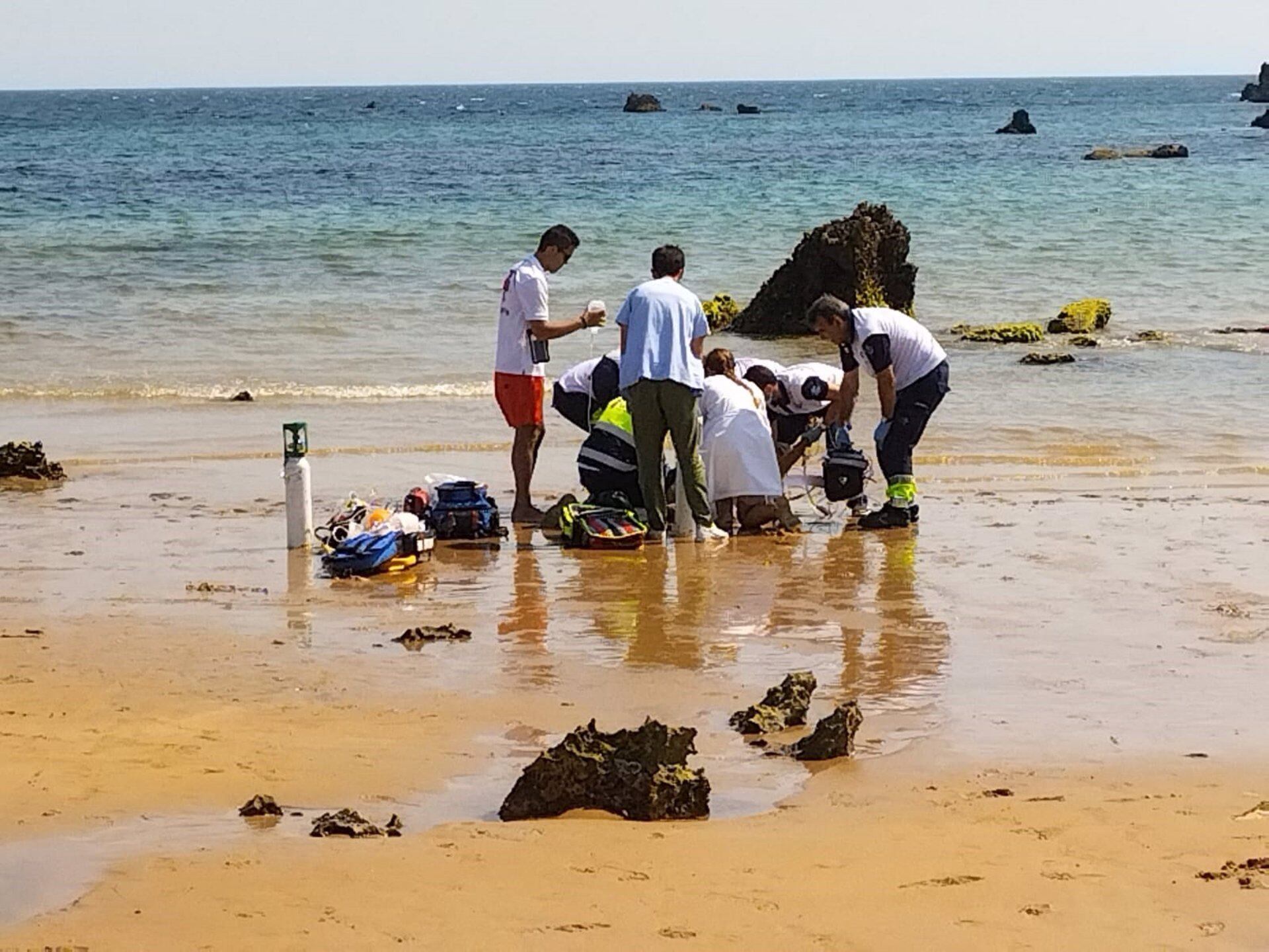 Bañista sacado del agua en estado crítico en la playa de Helgueras (Noja).