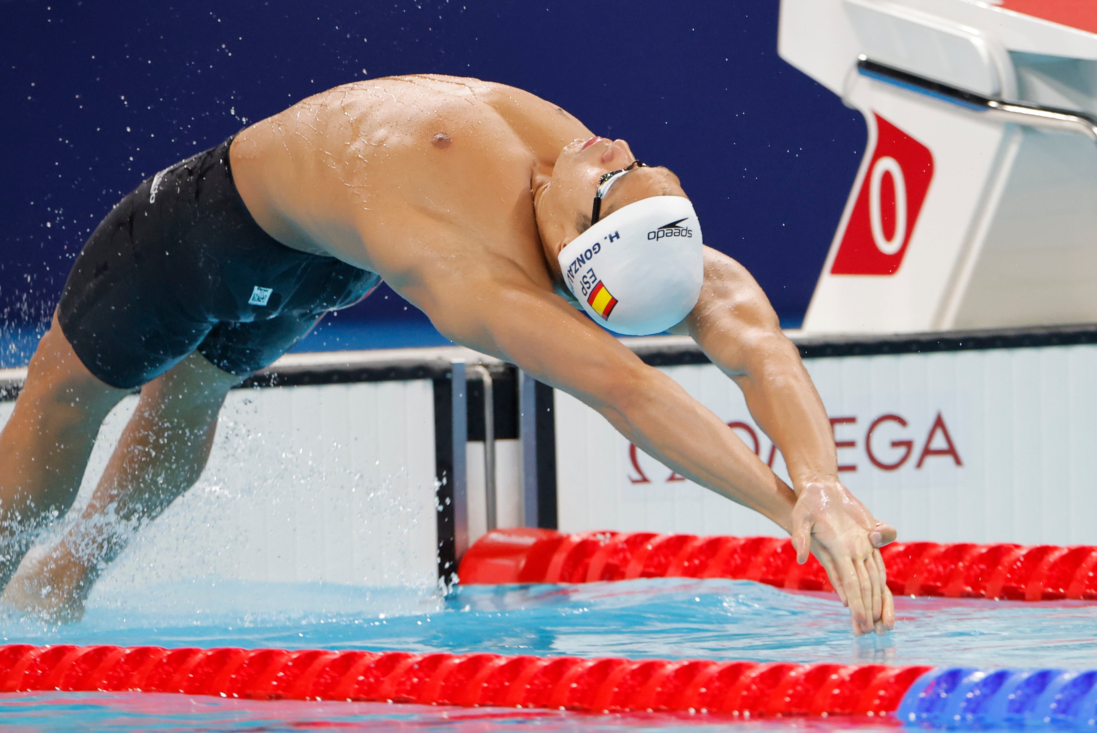 El español Hugo González compite en la semifinal de 100m Espalda Masculino, en La Defense Arena en Nanterre, Francia, con motivo de los Juegos Olímpicos París 2024, este domingo.