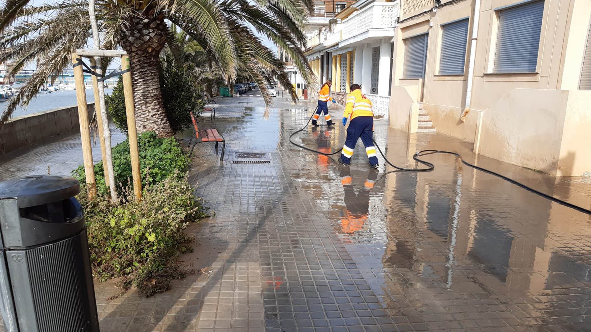 Operarios del servicio de limpieza procediendo al baldeo de calles