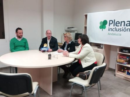 Momento de la intervención del alcalde, José Luis HIdalgo, acompañado de gernete-director, presidenta y concejala de Asuntos Sociales