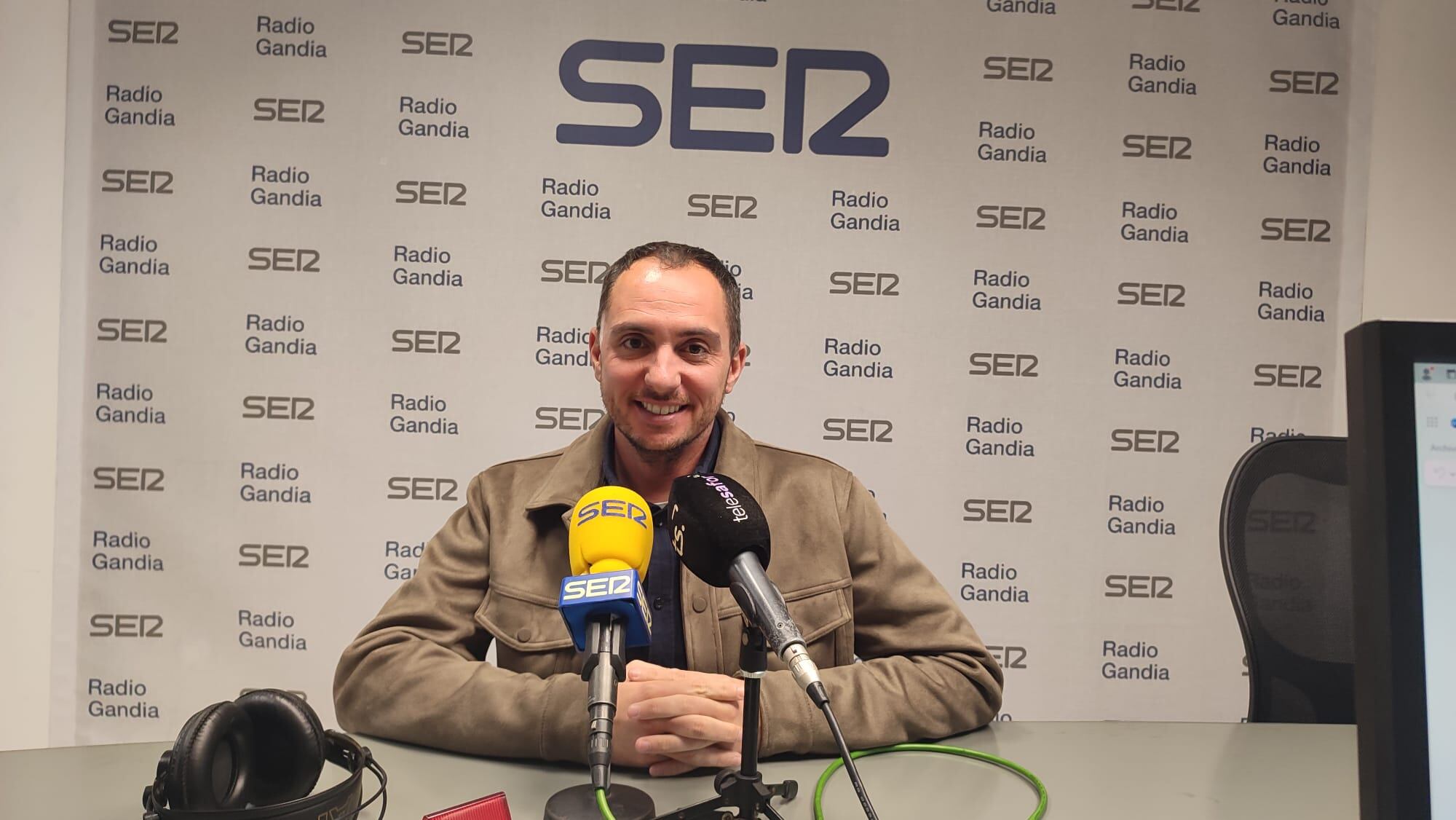 Juan Martí en los estudios de Radio Gandia SER.