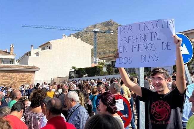 Un joven sostiene un cartel reivindicativo durante la protesta que ha tenido lugar esta mañana en Martos.