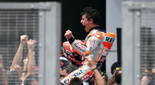 Marc Márquez posa como campeón del mundo