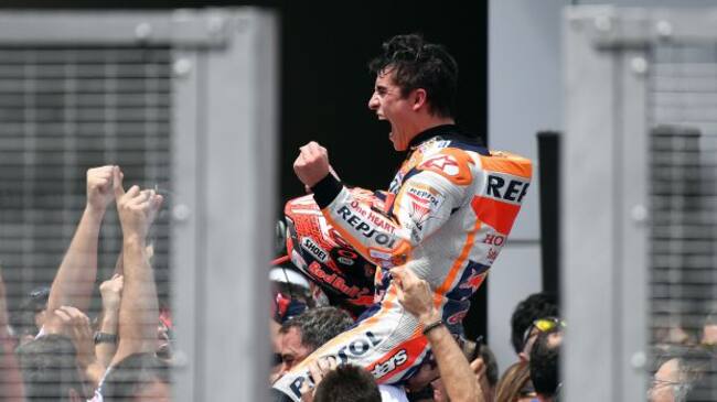 Marc Márquez posa como campeón del mundo