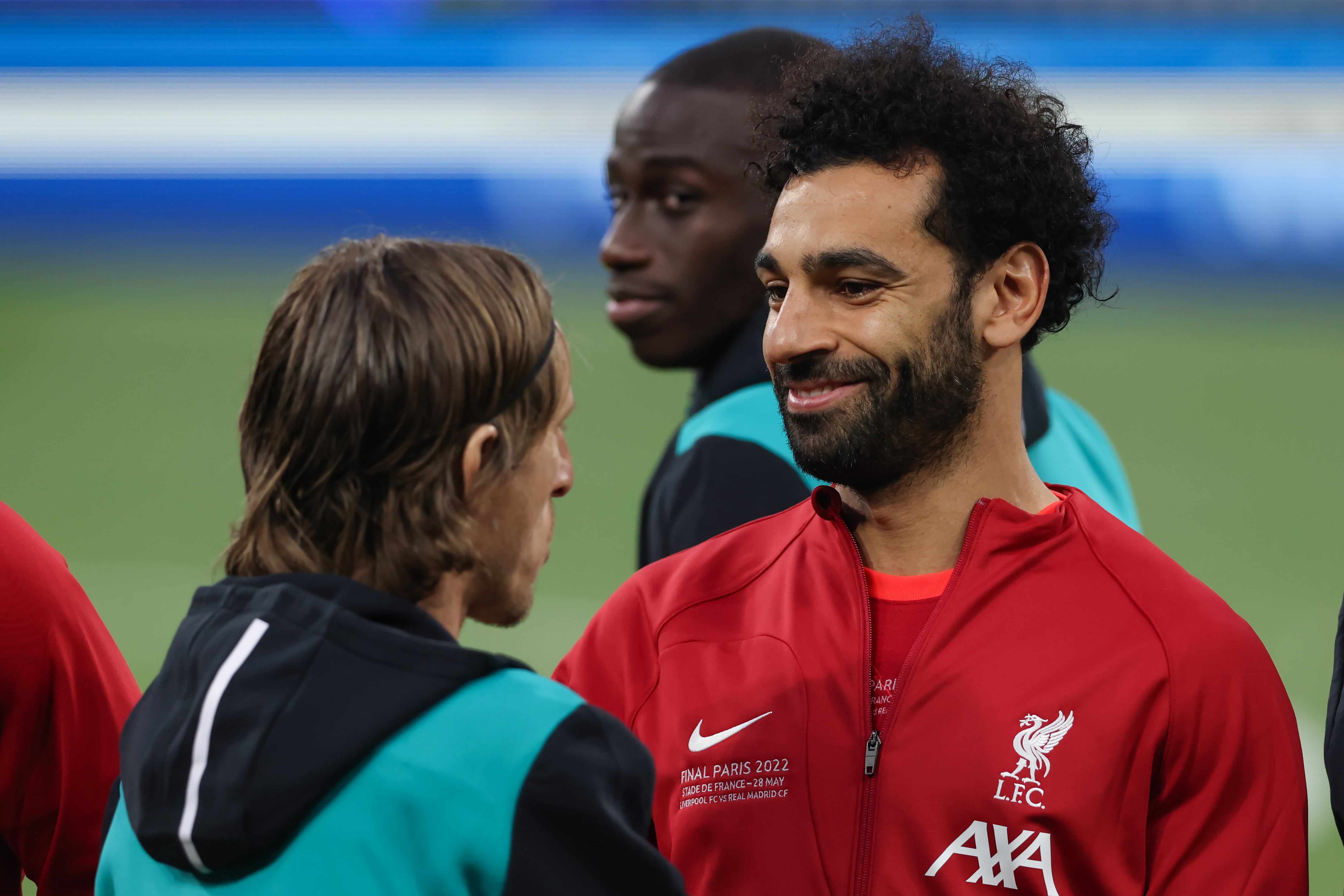 Mohamed Salah y Luka Modric se saludan en la final de la Champions League.