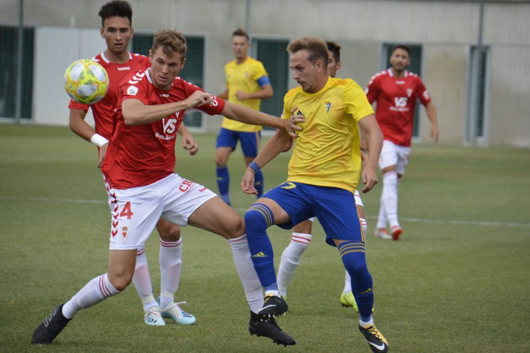 Edu Luna lucha un balón en la primera jornada contra el Cádiz B