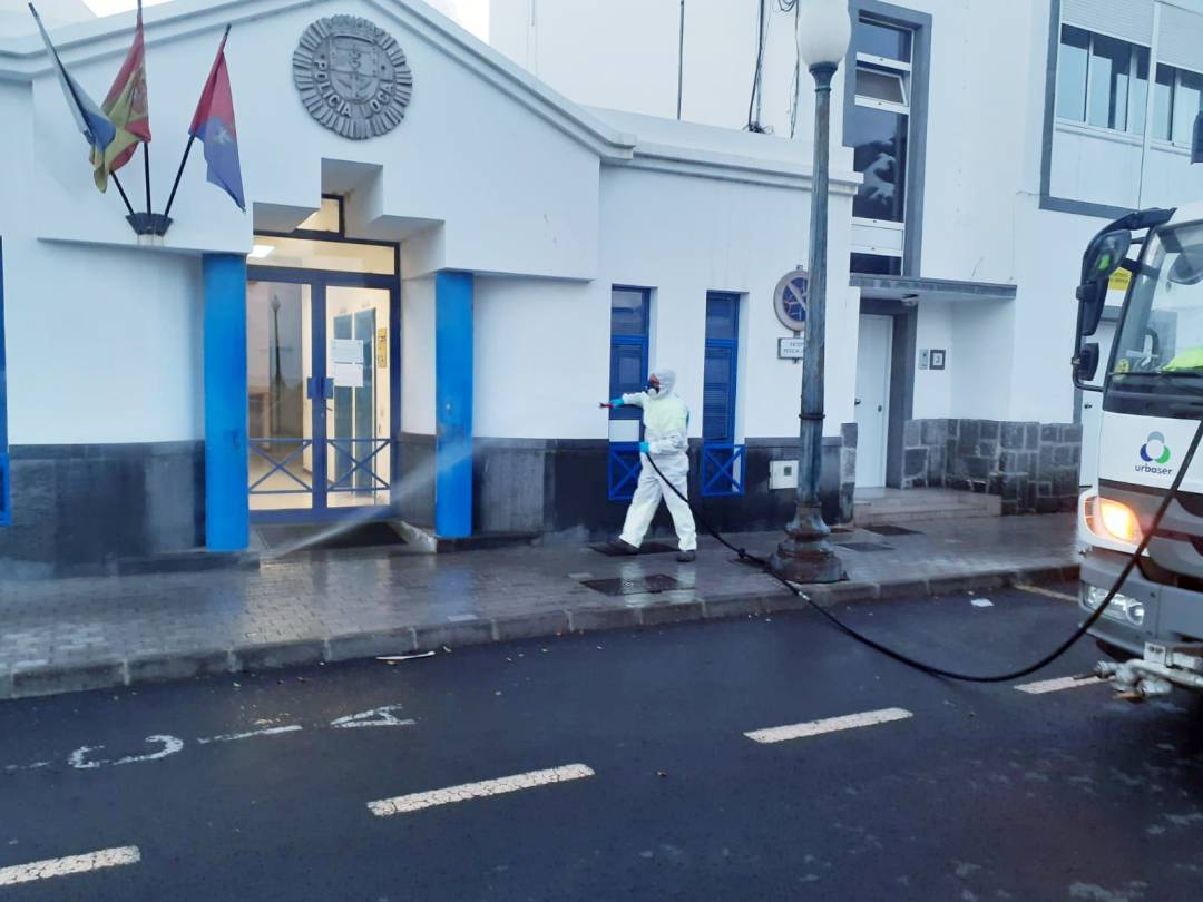 Labores de desinfección del cuartelillo de la Policía Local de Arrecife.