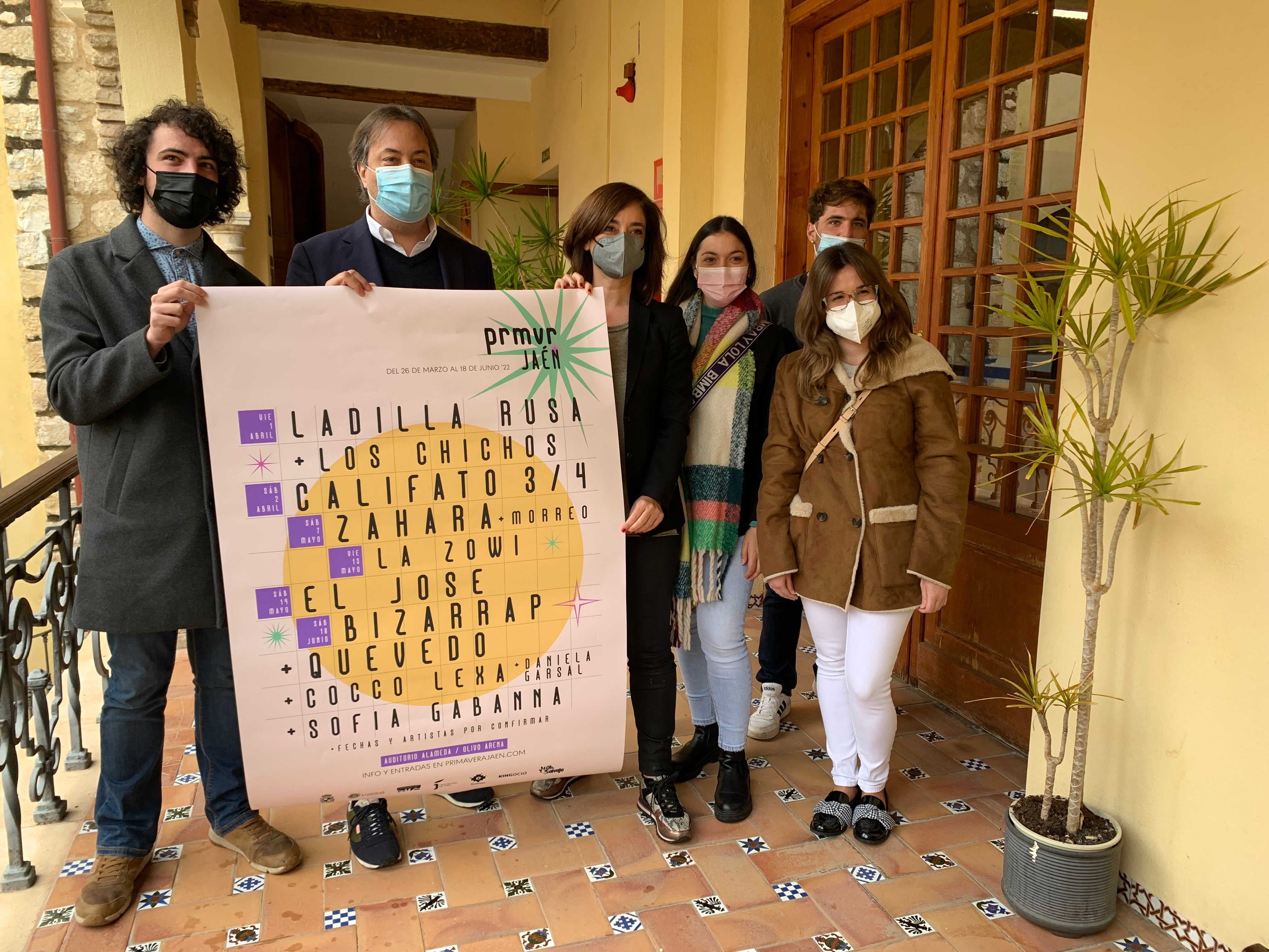 El concejal de Cultura, José Manuel Higueras, y la edil de Juventud, Eva Funes (ambos en el centro), acompañados de responsables de la programación.