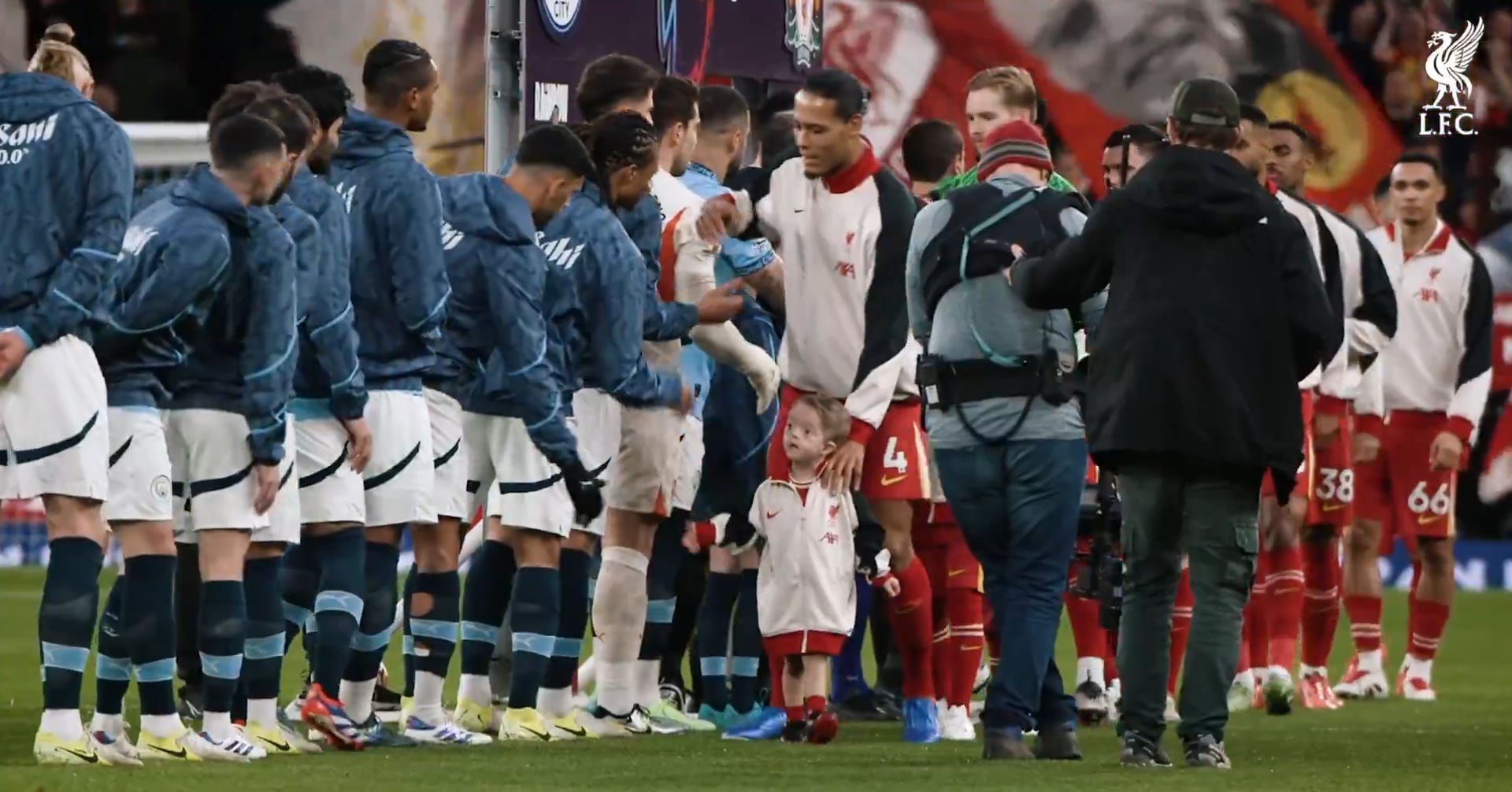 Isaac, un niño de 6 años con síndrome de Wolf-Hirschhorn, aficionado del Liverpool