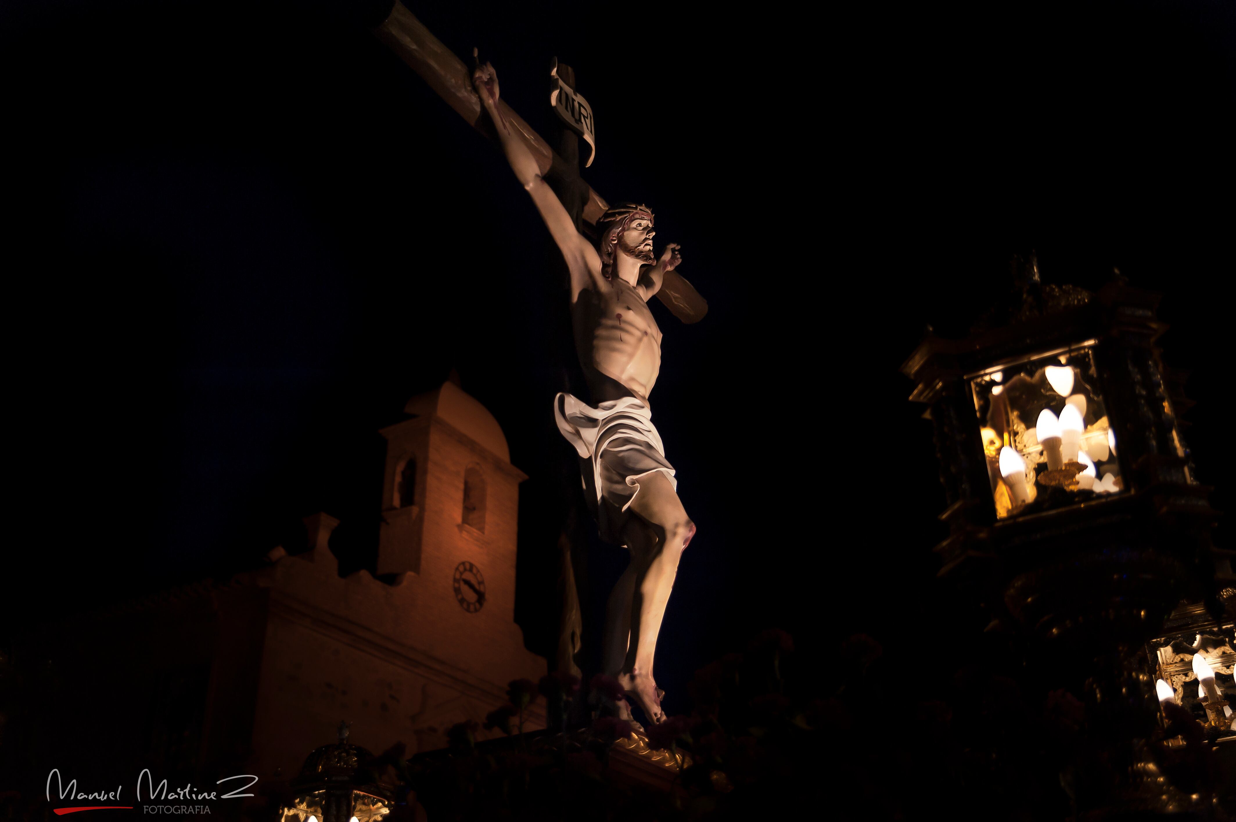El Cristo de la Sangre del Paso Encarnado saliendo en andas desde la iglesia de San Diego