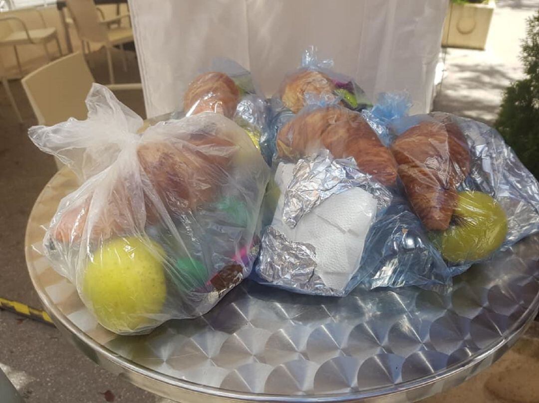 Bolsas para los más necesitados en un bar de Palencia