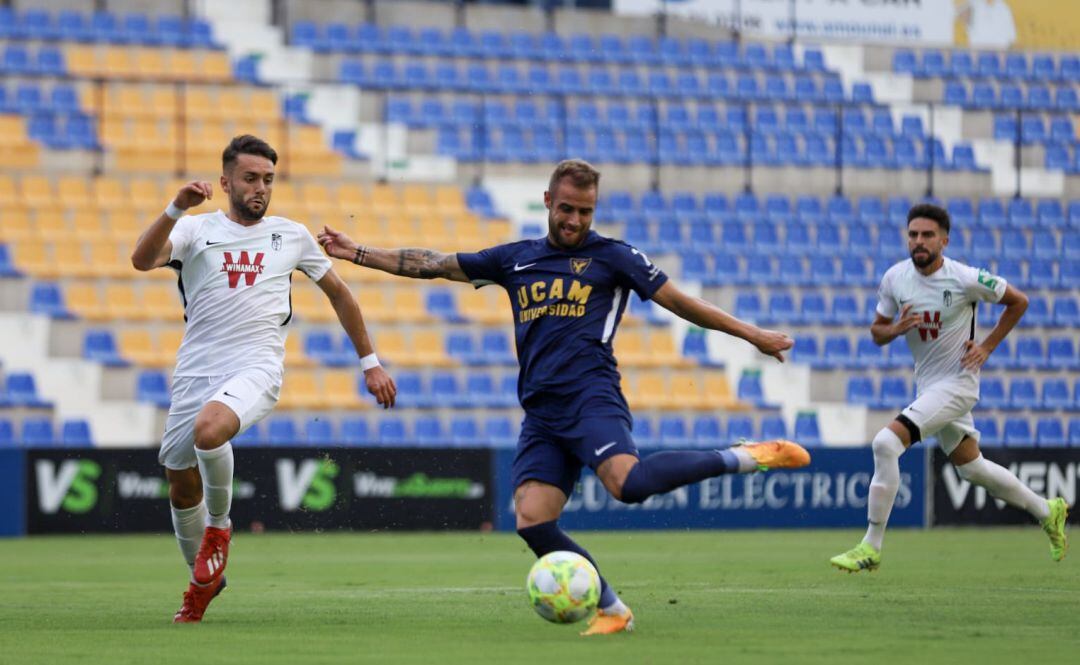 Higón disparando a puerta en su gol ante el Recreativo Granada