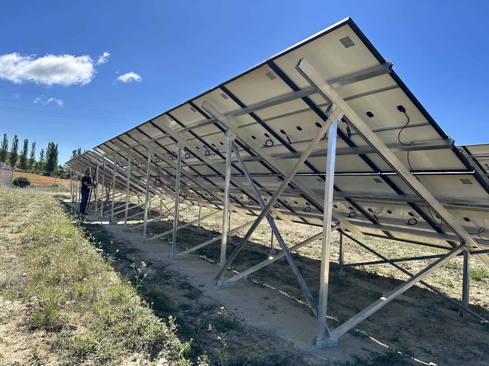 El pueblo de Isuerre celebra la instalación de una comunidad energética local que permitirá un ahorro de hasta el 70% en la factura de la luz.