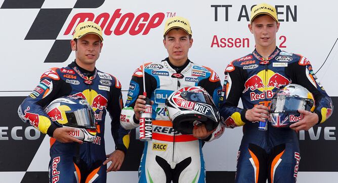 El piloto español de Moto3 Maverick Viñales, el alemán Sandro Cortese y el británico Danny Kent en el podio tras disputarse el Gran Premio de Holanda de motociclismo, el sábado 30 de junio de 2012 en Assen (Holanda). Viñales ganó la carrera seguido de Cor