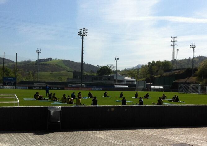 La plantilla realista termina con ejercicios para descalentar la sesión de esta mañana.