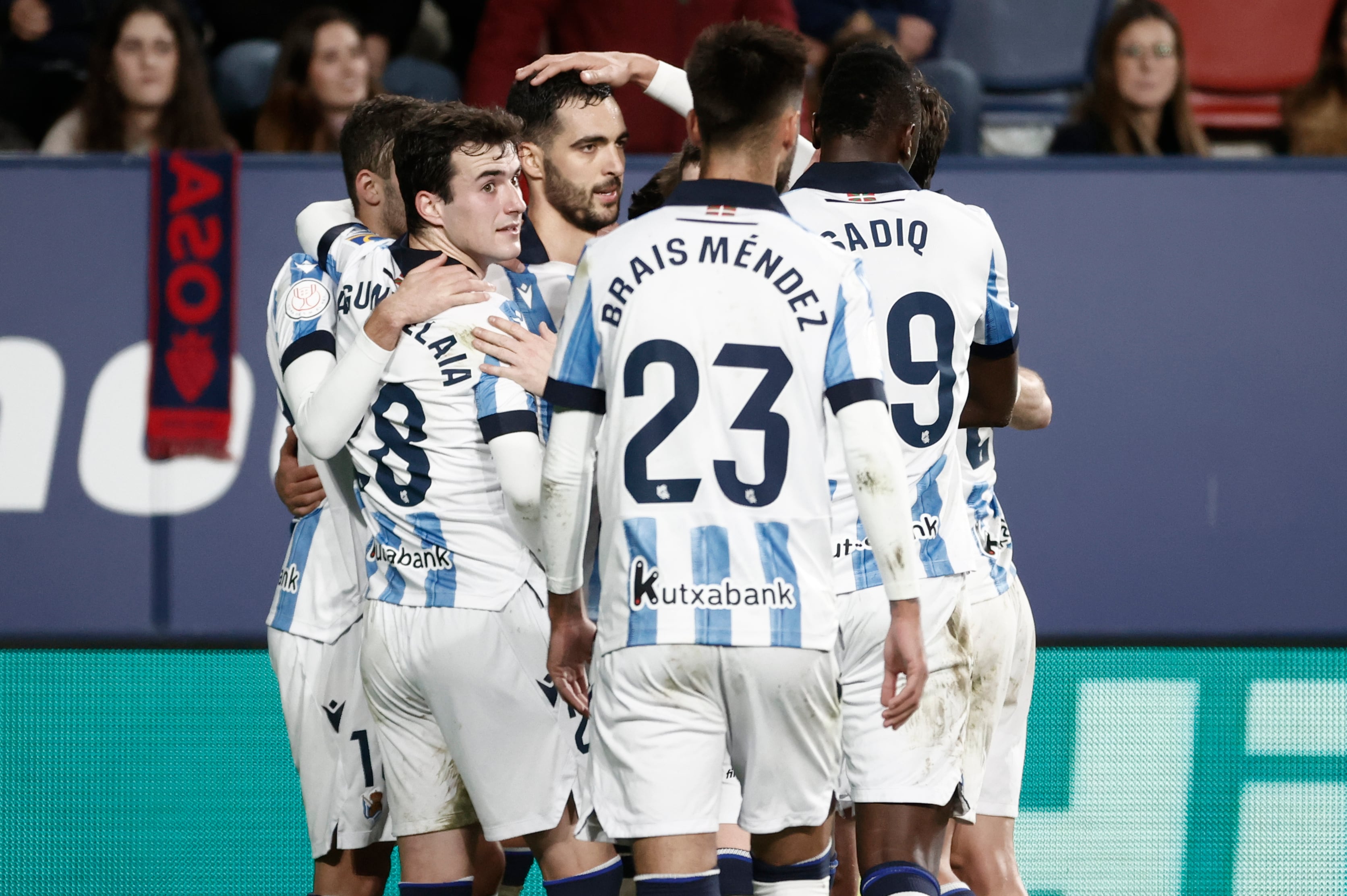 PAMPLONA, 17/01/2023.- Los jugadores de la Real Sociedad celebran el segundo gol ante Osasuna, durante el partido de los octavos de final de la Copa del Rey de fútbol que CA Osasuna y Real Sociedad han disputado este miércoles en el estadio de El Sadar, en Pamplona. EFE/Jesús Diges
