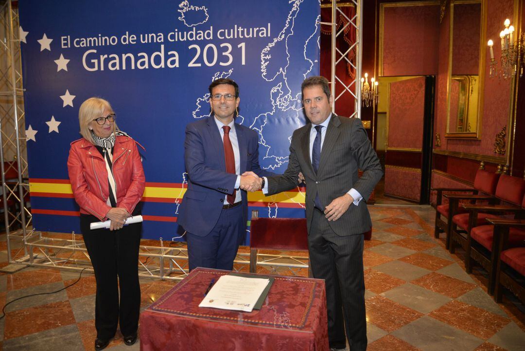 El alcalde de Granada, junto a la concejala de Cultura, firma un acuerdo con el presidente de la Cámara de Comercio y la Confederación Granadina de Empresarios para su integración en la candidatura de la Capitalidad Cultural 2031