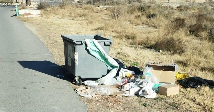 Contenedores junto al camino. Salinas