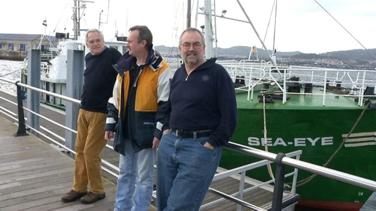 Parte de la tripulación del Sea-Eye, durante su breve parada en el Puerto de Vigo, ante el buque de ayuda humanitaria