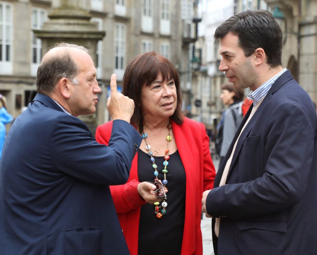 La presidenta del PSOE, Cristina Narbona, el secretario general del PSdG, Gonzalo Caballero, y el presidente del PSdeG, Xoaquín Fernández Leiceaga, conversan después de la reunión mantenida en Santiago de los presidentes de federaciones socialistas. 