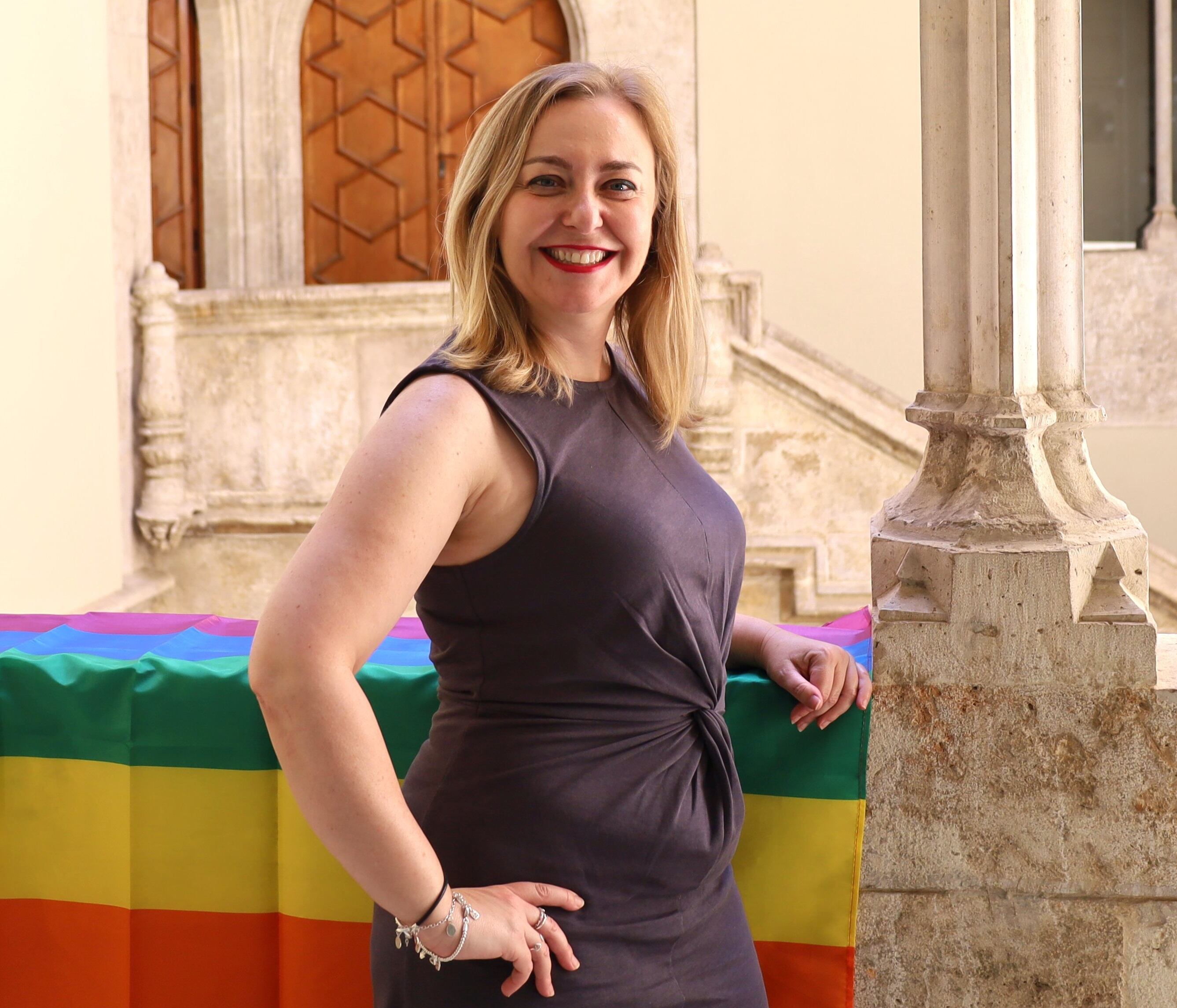 Natàlia Enguix amb la bandera LGTBI