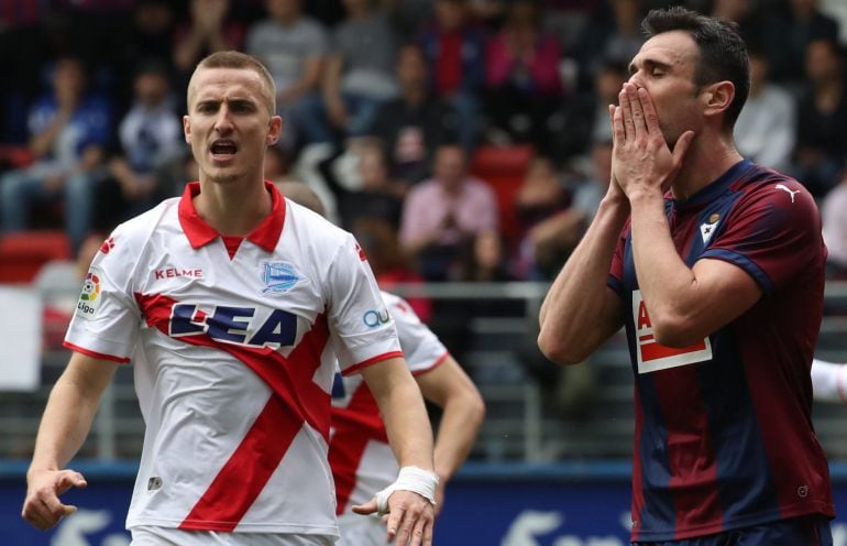 Rodrigo Ely protesta una acción de ataque del Eibar mientras Kike Garía se lamenta por un mal remate